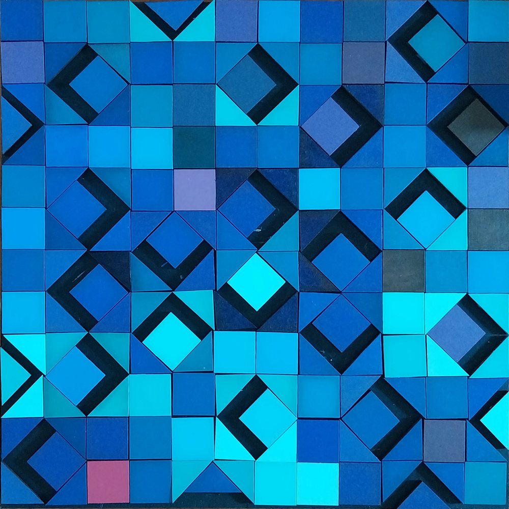 Detalle de una obra en azules con módulos girados en ángulo que proyectan sombra.